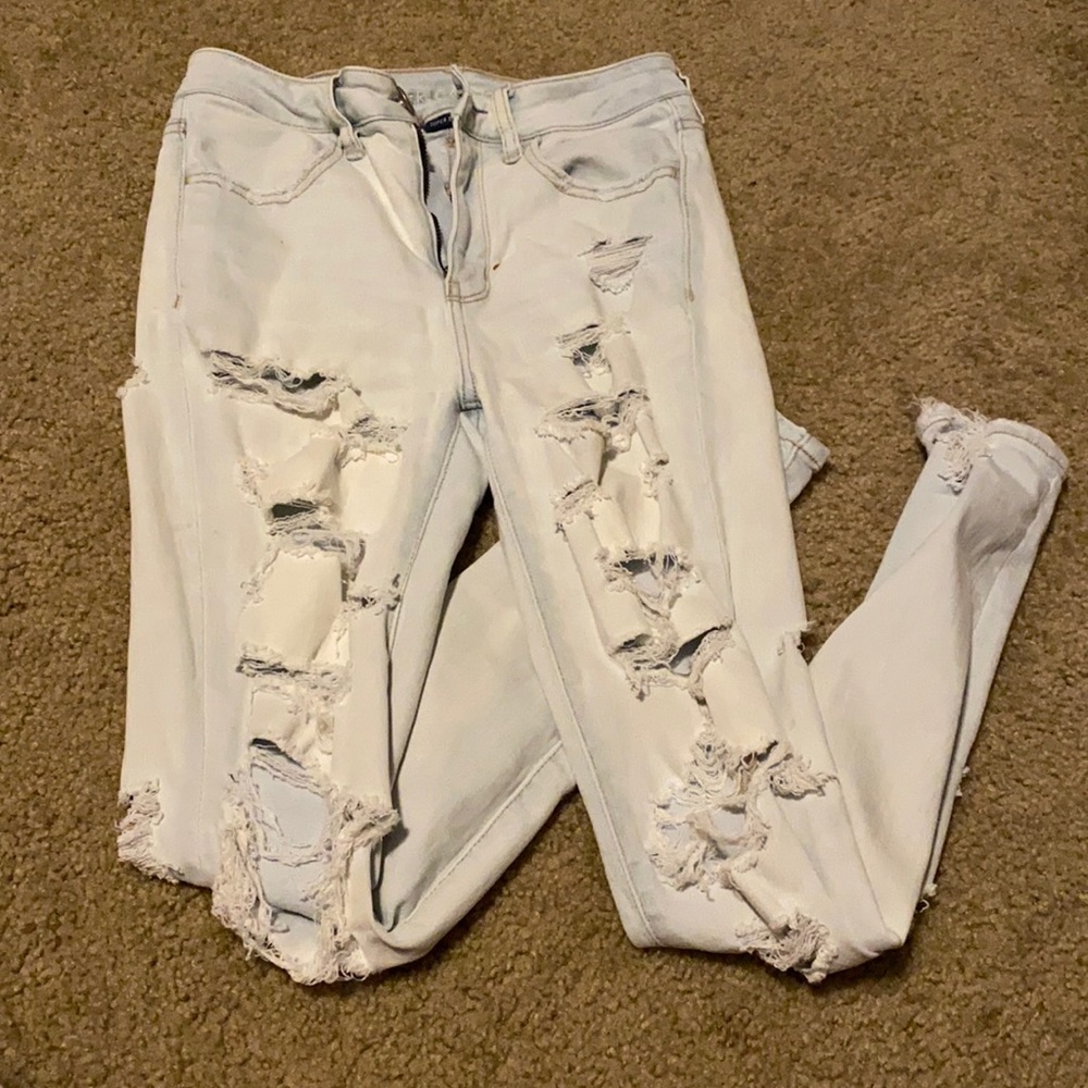 Light wash American Eagle Ripped Jeans